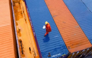 Operario revisando documentación en contenedores durante una operación vinculada a la reforma aduanera de la UE